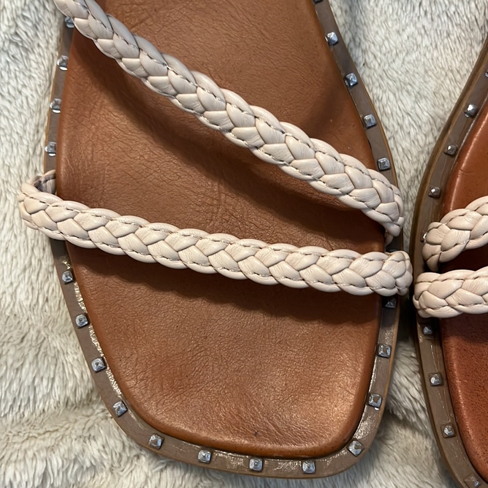 Steve Madden super cute flat sandals size 7 1/2 beautiful condition - Picture 2 of 8